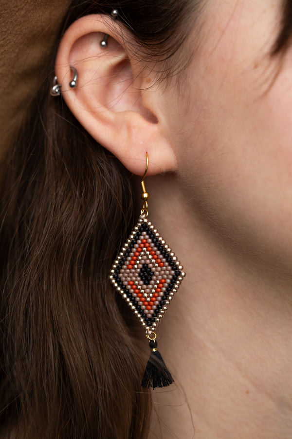 Boucles d'oreilles amérindiennes en perles Miyuki et pompon Orenda