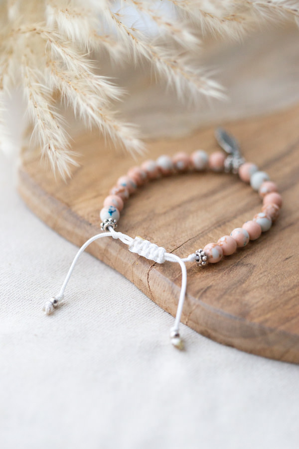 Bracelet en pierres naturelles réglable porte bonheur plume - Poloma