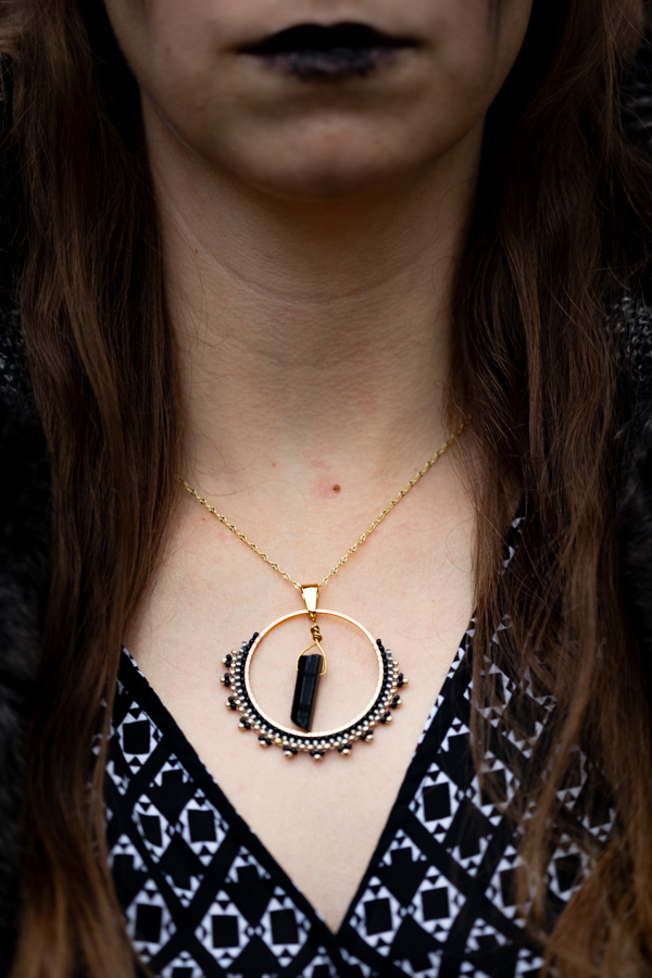 Collier pendentif tissée en perles miyuki, pierre en quartz noir, collection Witches