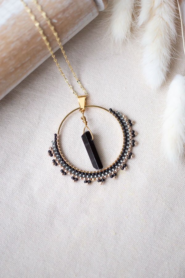 Collier pendentif tissée en perles miyuki, pierre en quartz noir, collection Witches