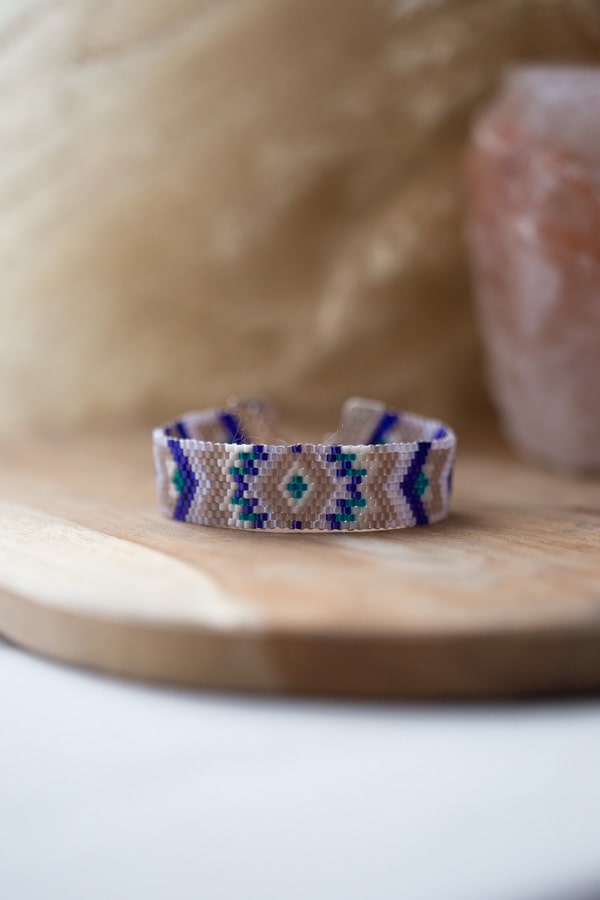Manchette amérindienne aux couleurs douces dans les teintes de violet.