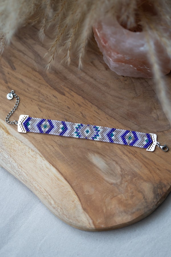 Manchette amérindienne aux couleurs douces dans les teintes de violet.