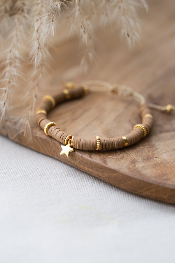bracelet a breloque symboles en perles heishi Hania