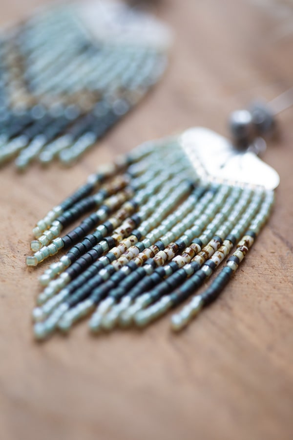 Boucles d'oreilles à frange tissées en perles miyuki aux couleurs naturelles