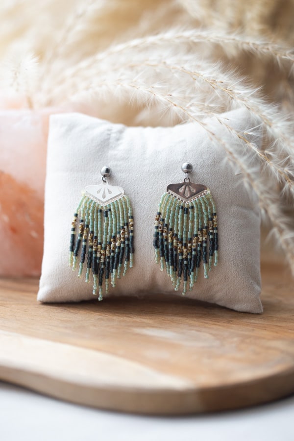 Boucles d'oreilles à frange tissées en perles miyuki aux couleurs naturelles