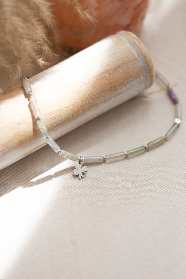 Collier en pierres naturelles fluorite avec un pendentif trèfle à quatre feuilles