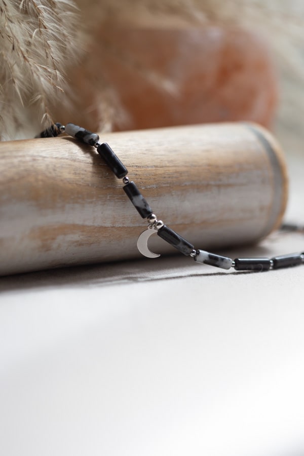 Collier en pierres naturelles jaspe noir avec pendentif lune au centre