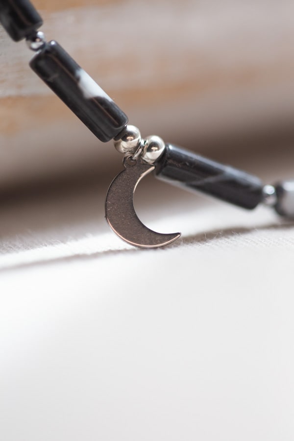 Collier en pierres naturelles jaspe noir avec pendentif lune au centre