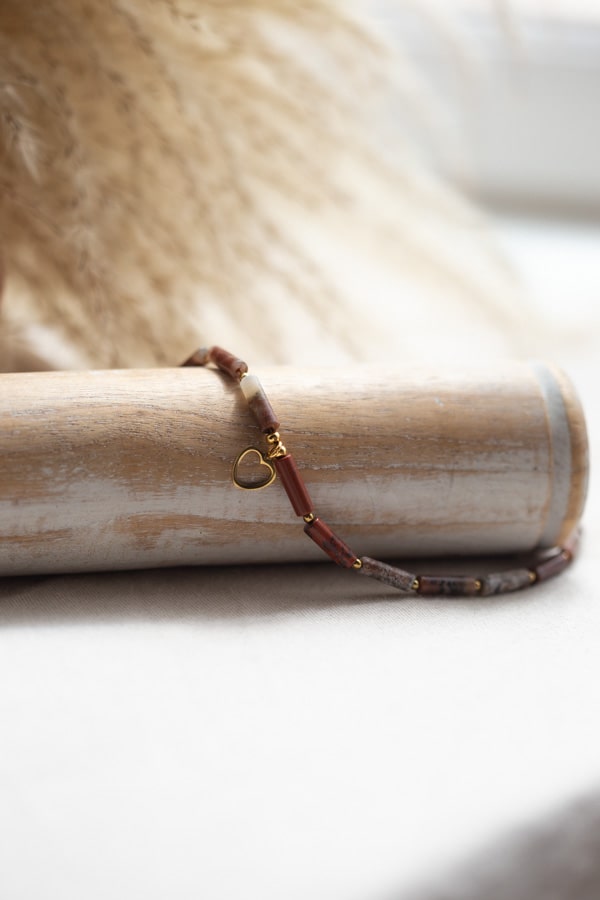 Collier pierres naturelles jaspe rouge avec pendentif coeur au centre