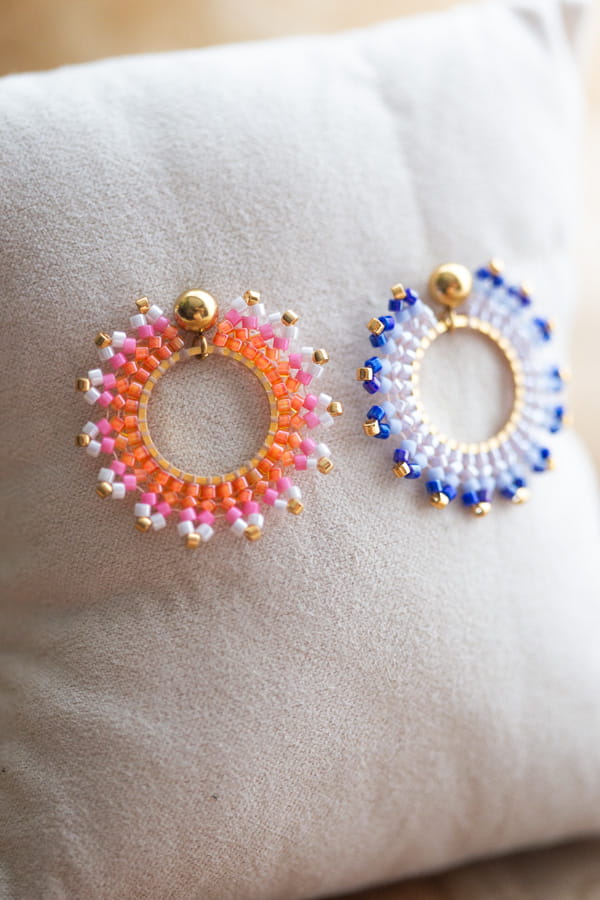 Boucles d'oreilles dépareillées en perles miyuki très colorées