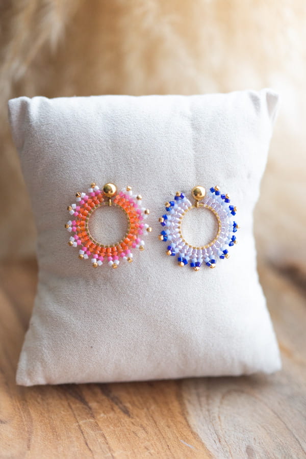 Boucles d'oreilles dépareillées en perles miyuki très colorées