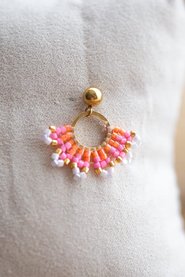 Petites boucles d'oreilles éventail dépareillées en perles Miyuki