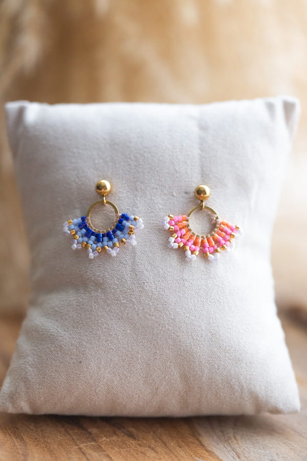Petites boucles d'oreilles éventail dépareillées en perles Miyuki